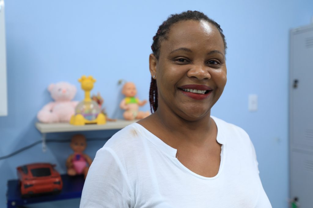 Nira Santos, é mãe da estudante Jualianna, 5 anos, do Jardim II e fez questão de participar da reinauguração da unidade escolar, que ela achou excelente