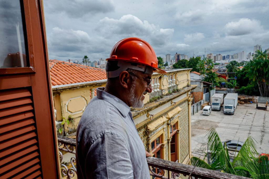 Prefeito Edmilson Rodrigues observa o andamento da obra de restauração do Palacete Pinho, um dos mais importantes monumentos arquitetônicos de Belém.