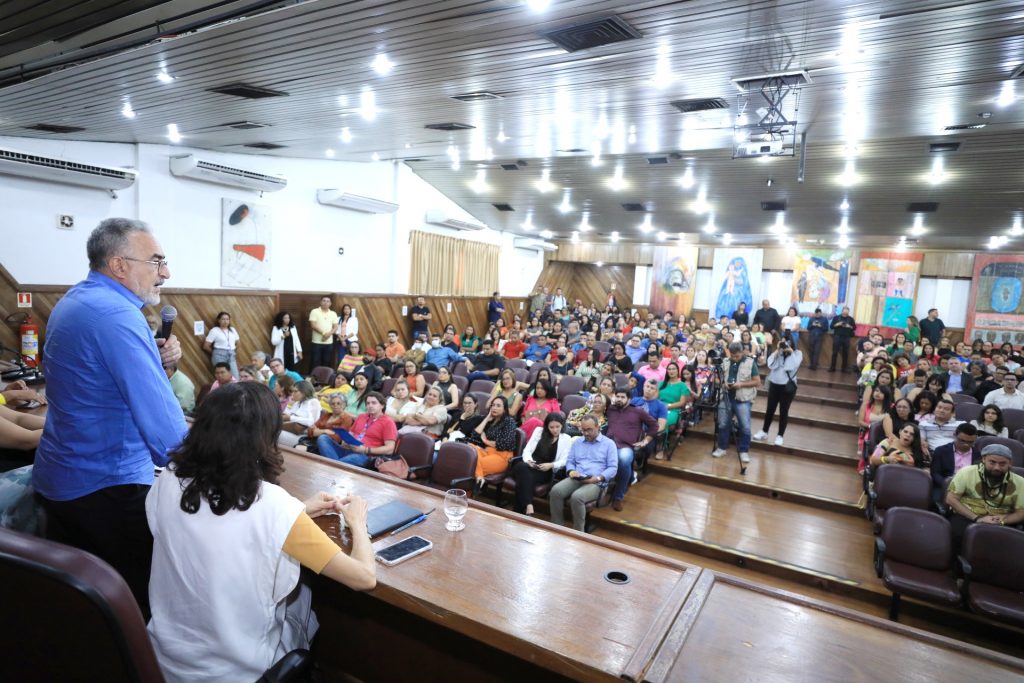 O prefeito de Belém, Edmilson Rodrigues, empossa 123 novos concursados: a educação é prioridade no Governo da Nossa Gente