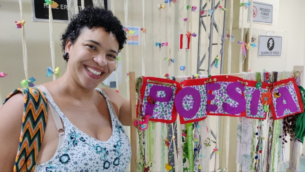 Mediadora de leitura na Escola Municipal Florestan Fernandes, professora Laura Bornan, acredita que é muito válido usar a arte para alcançar o objetivo da aprendizagem