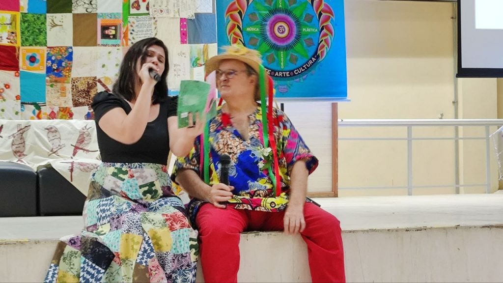 Ao lado do professor Amilcar, professora Andreia Cozzi explica que o encontro realizado na sexta-feira, 24, trouxe novidades que vão potencializar ainda mais as práticas nas escolas da rede municipal