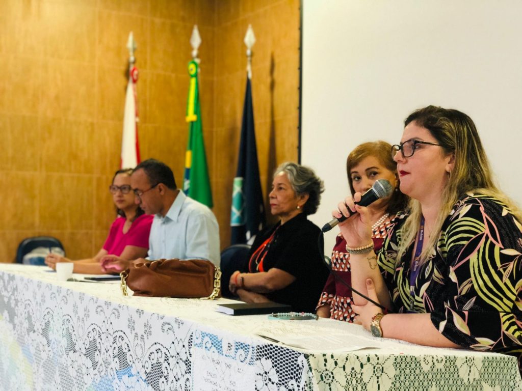 A diretora de Ensino da Semec, Jaqueline Rodrigues, fala aos diretores na reunião: possibilidade de atividades complementares para ajustar o calendário