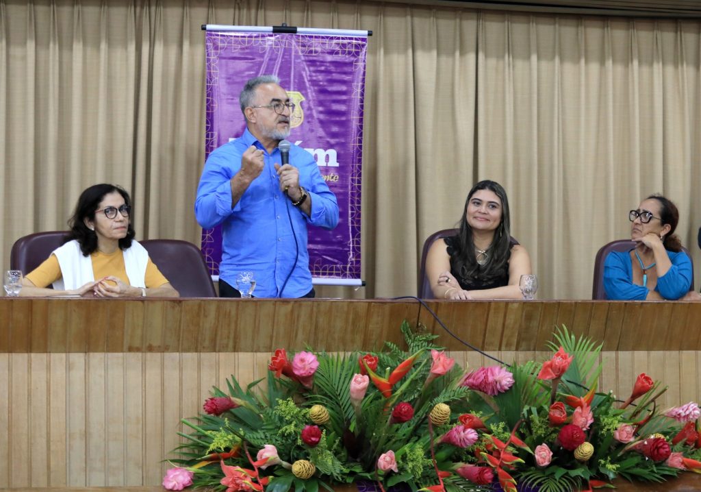 O prefeito Edmilson Rodrigues entre as secretárias Jurandir Novaes (Administração) e Márcia Bittencourt (Educação): os novos professores já entram com o aumento de 18% no salário-base concedido pela Prefeitura este mês