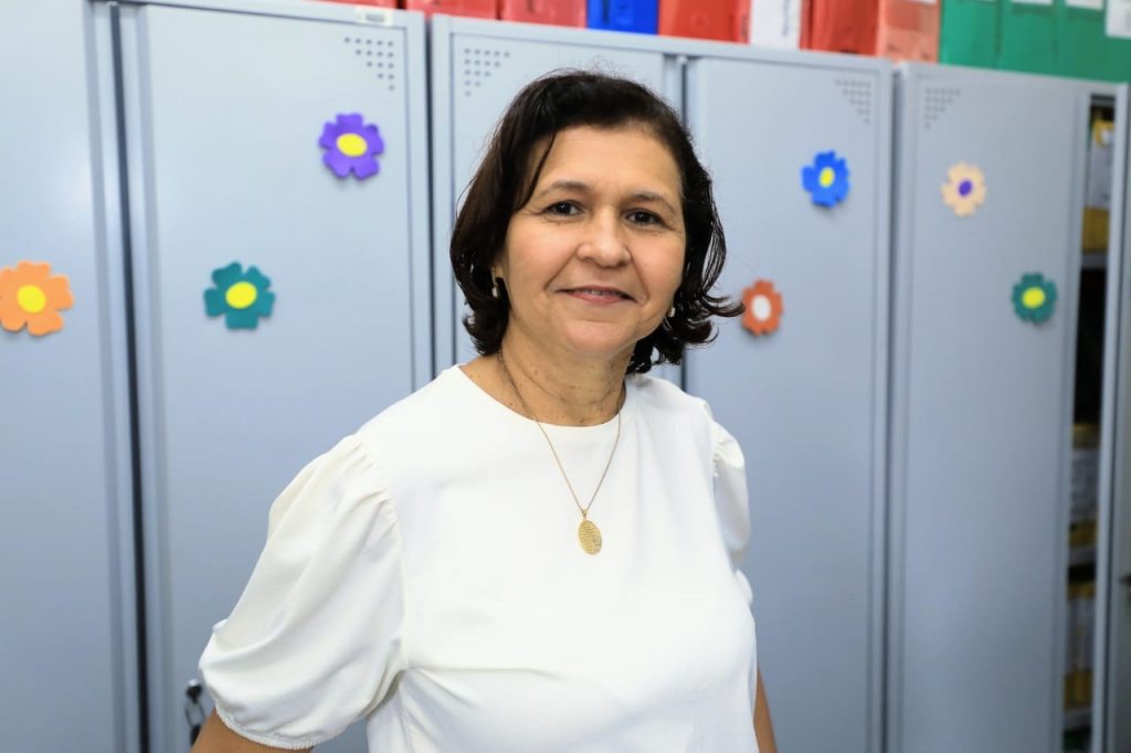 Eliete Kamper, servidora da escola há 33 anos, foi uma das homenageadas na reinauguração da unidade.