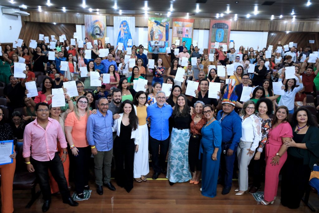 O prefeito Edmilson Rodrigues, a direção da Semec e da Semad e os novos professores com o termo de posse assinado: um sonho que tem como objetivo final educação de qualidade em Belém