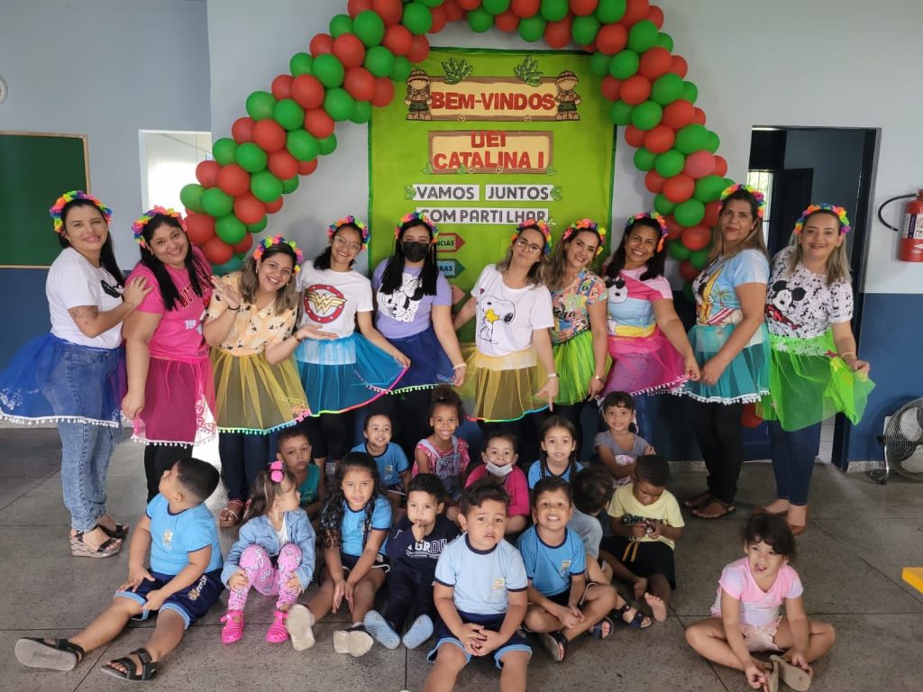 Recepção aos alunos na voltga às aulas teve apresentação musical, palhaçaria, contação de histórias e muitas outras atividades lúdicas.