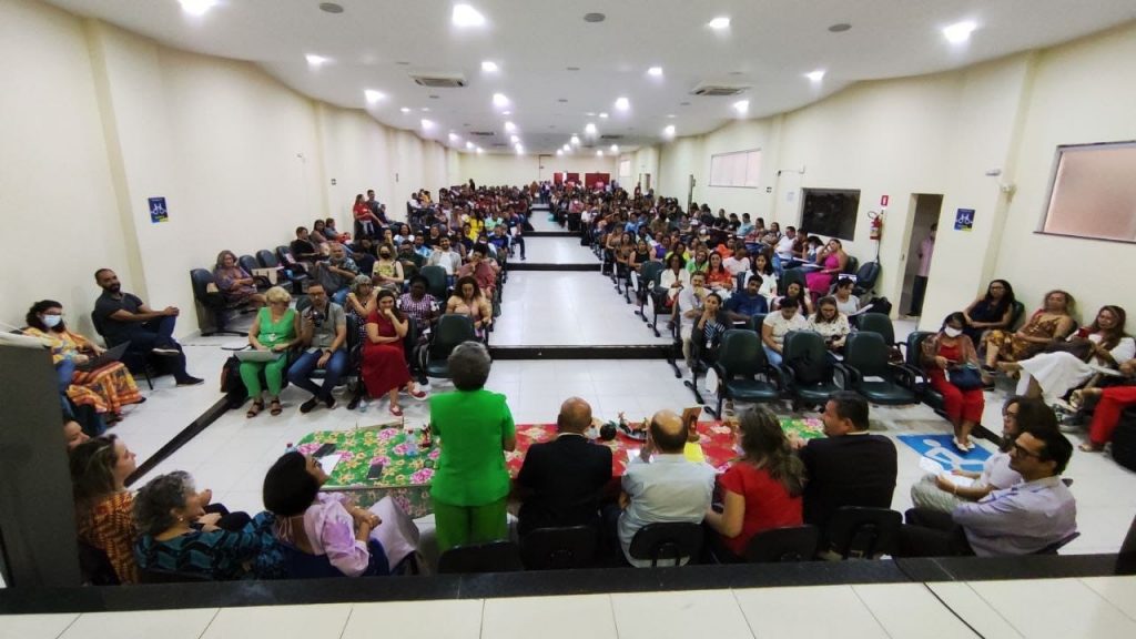 Participam 500 educadores de 21 escolas da rede municipal nas três modalidades de ensino: educação infantil, ensino fundamental, e educação de jovens, adultos e idosos.