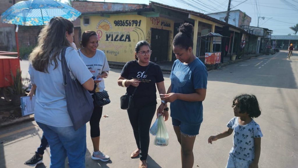 A equipe da Coejai saiu às ruas com professores das escolas municipais Olga Benário, em Águas Lindas; Florestan Fernandes, no Bengui; e João Carlos Batista, na Cabanagem, para anunciar o serviço