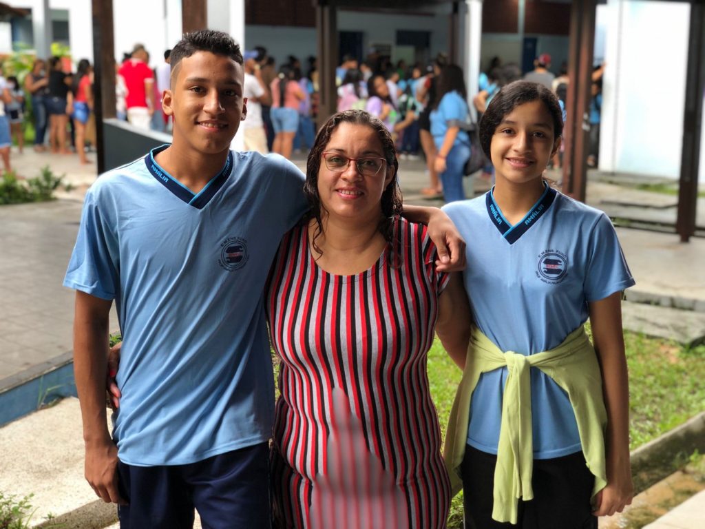 Com dois filhos adolescentes na EMEIF Amália Paumgartten, a cuidadora de idosos Viviane Azevedo elogiou a estrutura e o ambiente acolhedor na unidade.