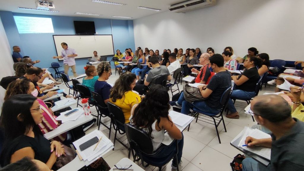 A formação presente construir fortes coletivos de educadores intelectuais com autonomia no trabalho educativo