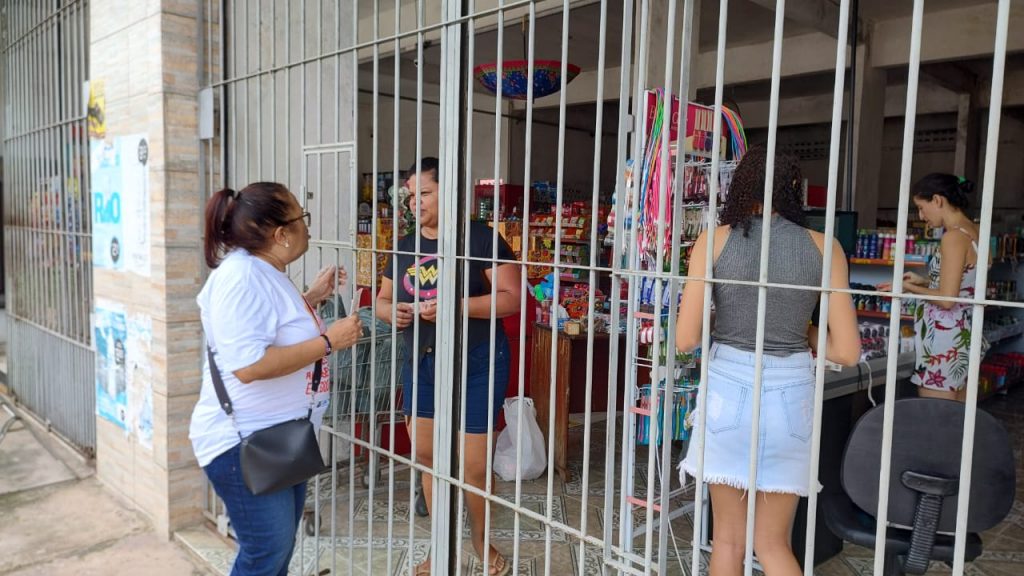 Professores vão aos comércios de bairro divulgar as turmas da Ejai