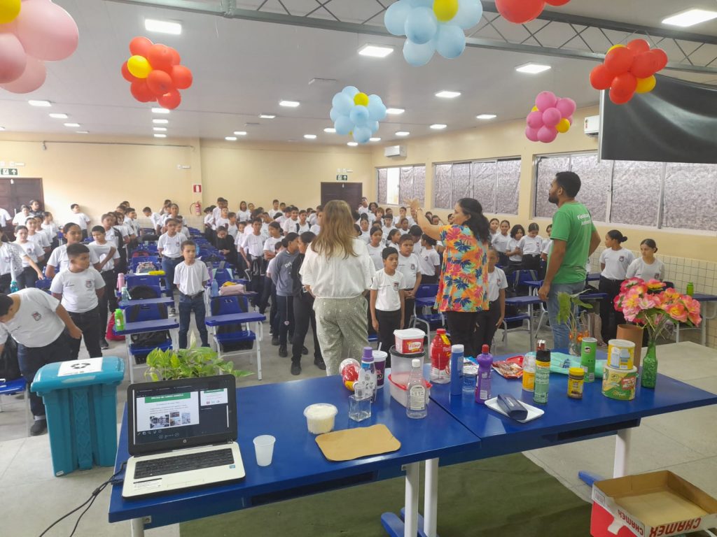 Estudantes de escolas públicas recebem orientações sobre forma correta de destinação de resíduos e preservação do meio ambiente