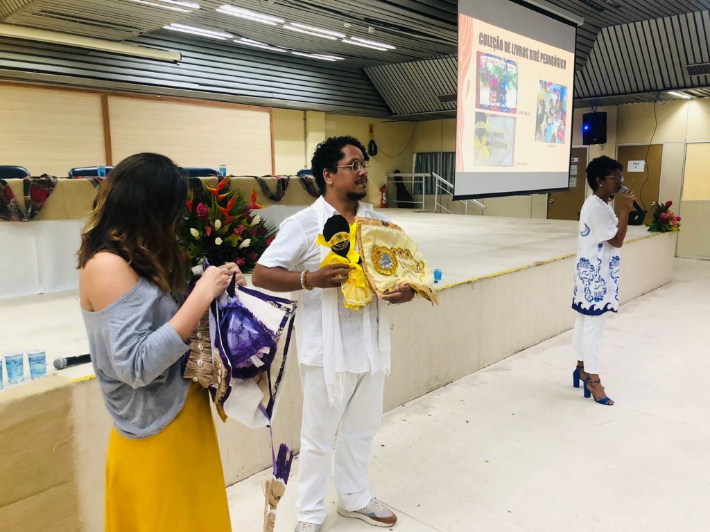 Coderer demonstra projetos aplicados nas escolas da rede municipal como forma de combate ao racismo, um deles é o projeto Livro Xirê Pedagógico.