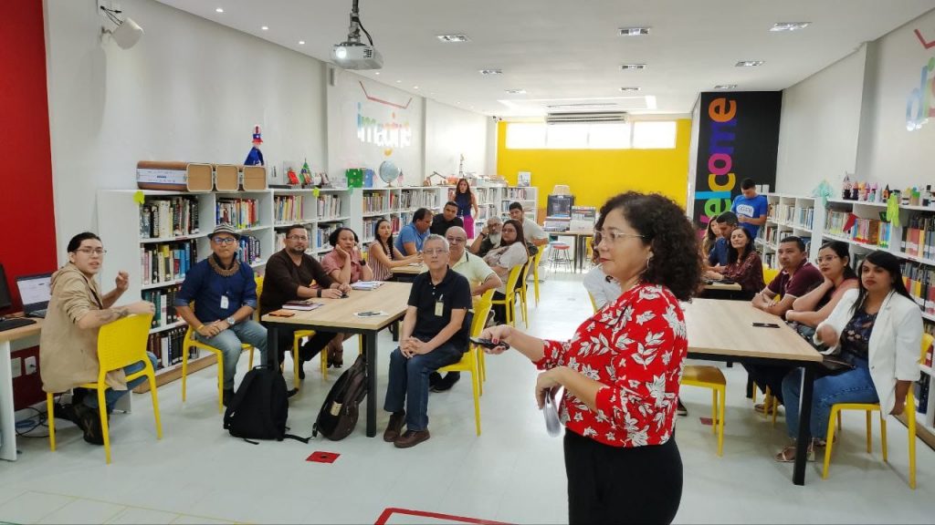 A coordenadora do projeto de Robótica Pet, do IFPA, Rejane de Barros, explica aos convidados sobre o programa e como serão desenvolvidas as várias etapas
