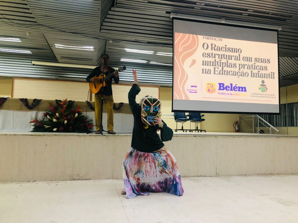Apresentação cultural dos professores da Educação Infantil.