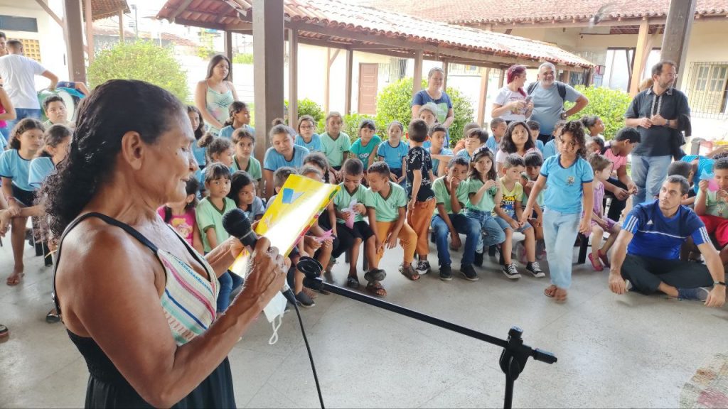 Aluna da Ejai, Raimunda de Fátima, leu poesia para os estudantes presentes ao lançamento da geloteca na Escola Paulo Freire.