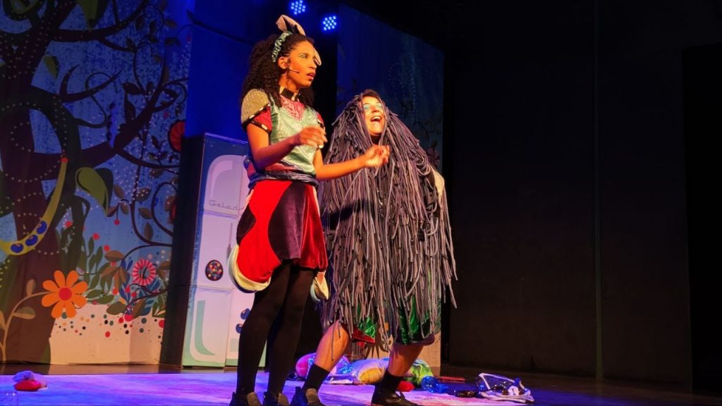 Por meio da arte, atores do grupo Quebra-Cabeça Cia de Teatro ensinam às crianças hábitos alimentares saudáveis