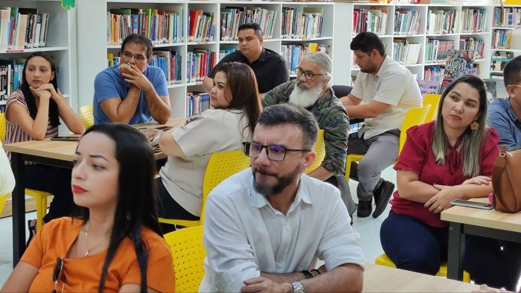 Geldes Castro (entre as duas mulheres) coordenador do Núcleo de Informática Educativa da Semec: mais acesso à tecnologia por alunos de escolas públicas municipais