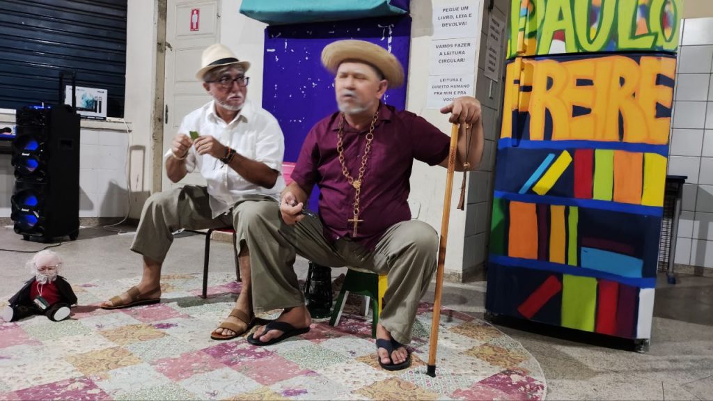 Os contadores de história Katulo Gutierrez e Marcos Magalhães em performance na Escola Paulo Freire.