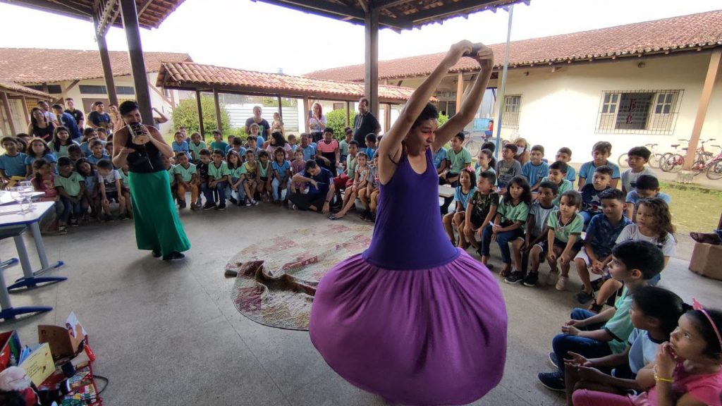 Apresentação da atriz e contadora de história Vandiléia Foro aos alunos da EMEF Paulo Freire.