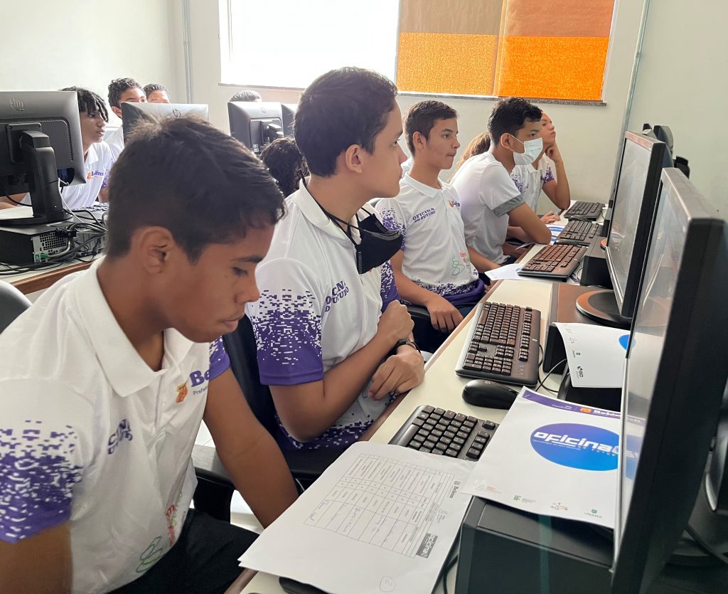 O projeto Oficina do Futuro oferece o curso de linguagem de programação de computadores para alunos de escolas públicas municipais