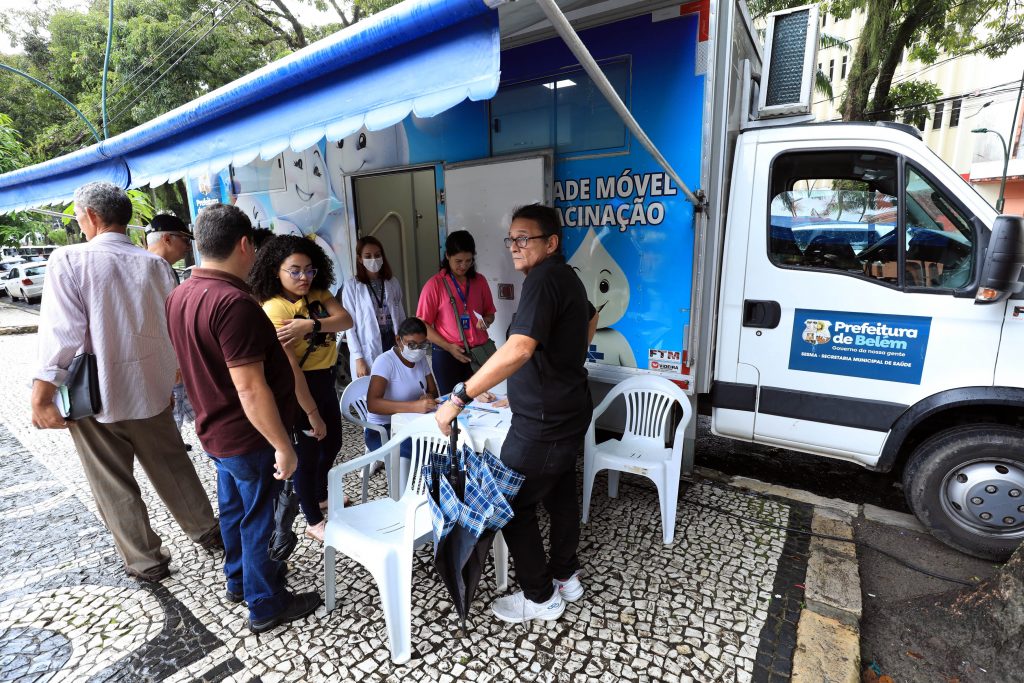A Unidade Móvel de Vacinação também esteve na programação dos Março das Manas.