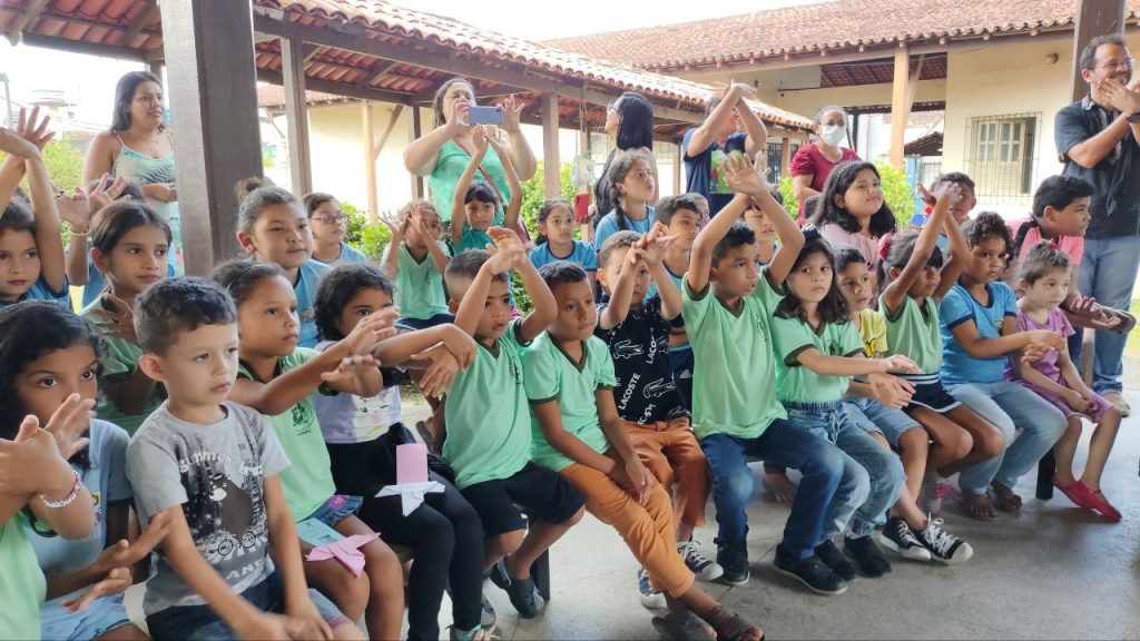Alunos do ensino fundamental participaram das atividades literárias e culturais na escola.