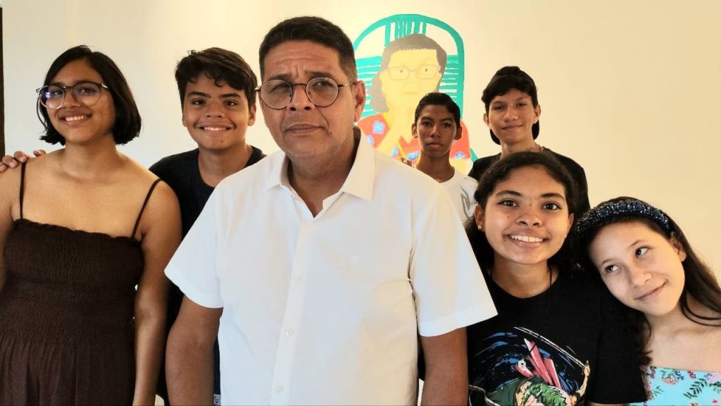Toda a produção artística é resultado das oficinas de artes visuais do projeto “Retratísica decolonial”, ministrada pelo artista visual, curador e mestre de saberes Jean Ribeiro.