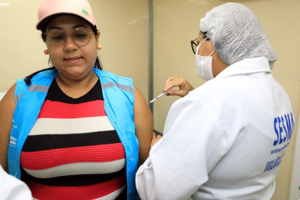 Ao longo de toda manhã, apesar da chuva, o público aproveitou a oportunidade dos serviços ofertados, como a vacinação, exame de PCCU, serviços de estética e orientação jurídica.