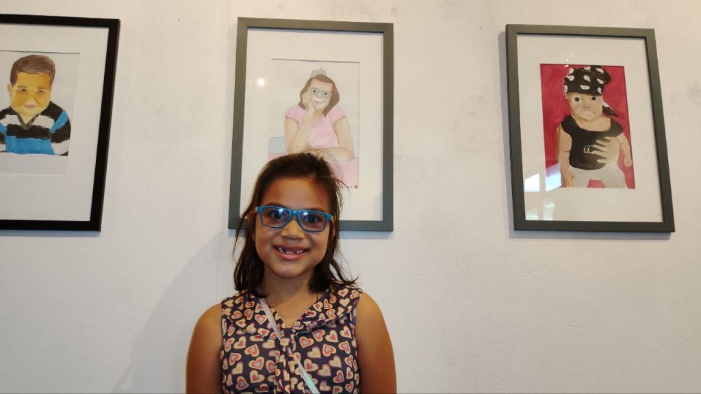 Ana Carine foi pintada pela irmã Camille e ficou feliz com o resultado.