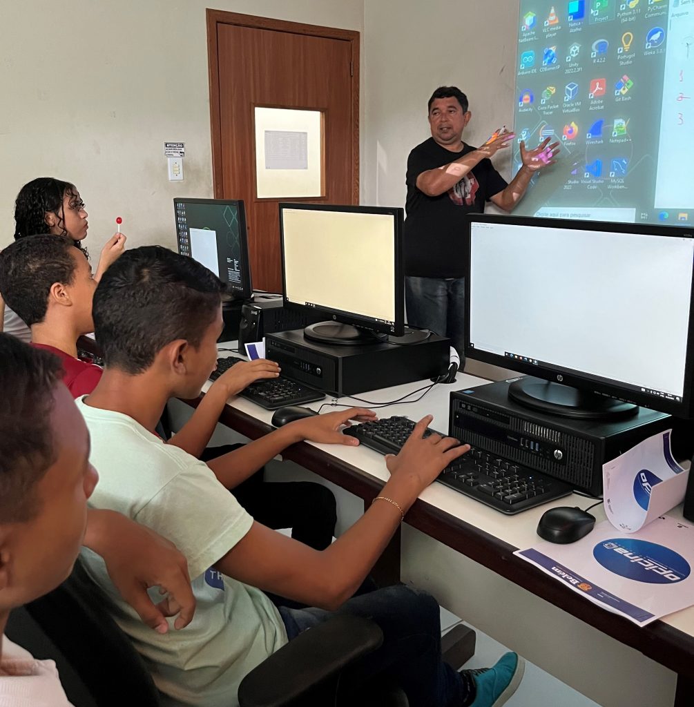 Professores do Oficina do Futuro são doutorandos do curso de Pós-Graduação de Engenharia Elétrica em Computação Aplicada, da UFPA, com o apoio de monitores do IFPA.