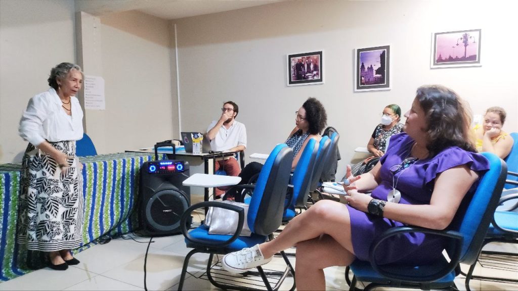 Secretária de Educação, Araceli Lemos, conversa com os professores sobre a democratização da arte nas escolas de Belém