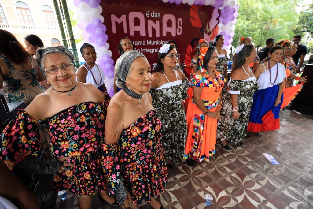 A turma da melhor idade participou da programação cultural do Março das Manas, na praça da Re