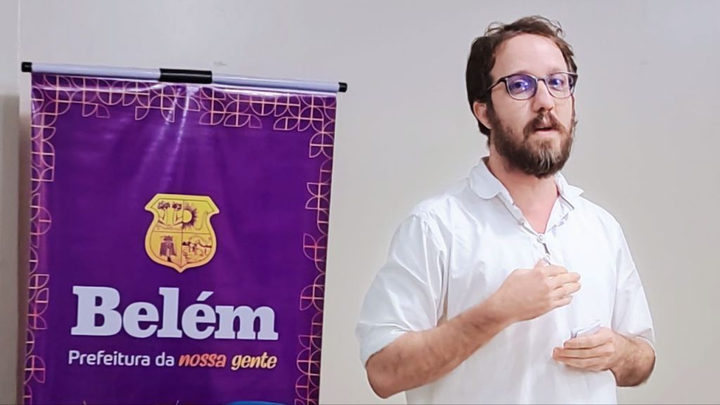 Professor Mateus utiliza as ferramentas do cinema para mostrar aos professores como utilizarem a sétima arte para o incentivo à leitura