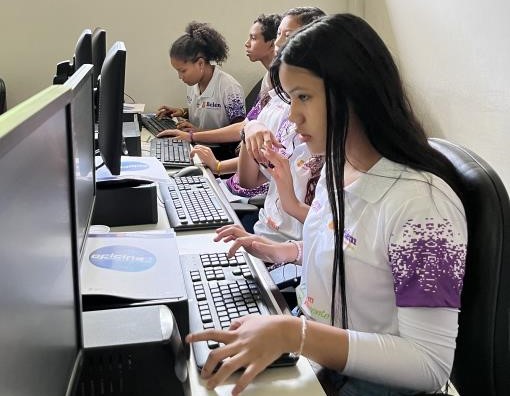 Estudantes de escolas municipais dos bairros Condor e Jurunas participam do curso de formação em linguagem de programação de computadores, ofertado pelo projeto Oficina do Futuro, uma ação do programa Belém Inteligente, da Prefeitura de Belém