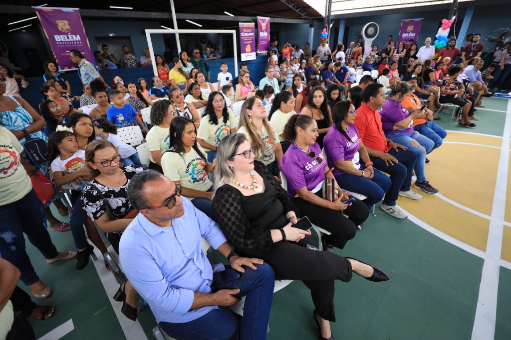 Comunidade escolar da Comandante Klautau, no Barreiro, reunida para a reinauguração da instituição de ensino