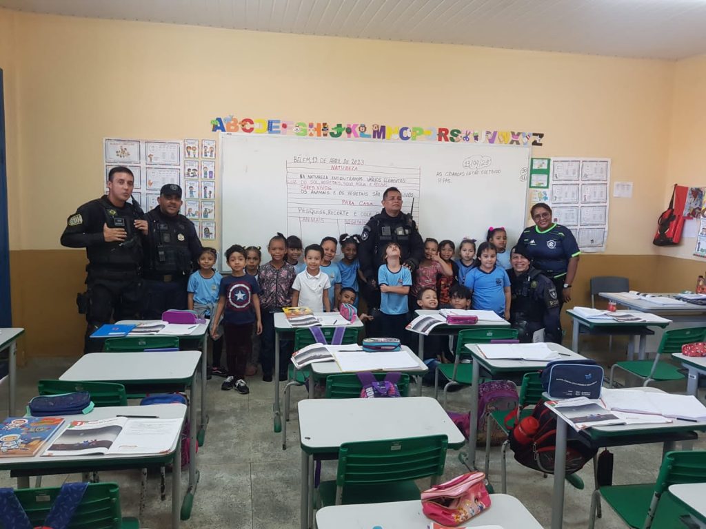 Guardas Municipais atuam na segurança preventiva nas escolas interagindo com a direção, professores e estudantes.