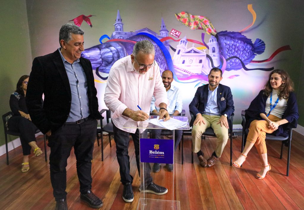 O prefeito Edmilson Rodrigues sanciona a Lei para Migrantes, Apátridas, Solicitantes de Refúgio e Refugiados em Belém: "Somos e sempre fomos uma cidade cosmopolita".