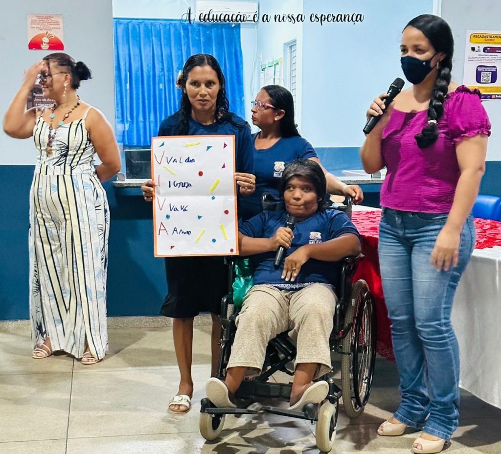 Patrícia do Carmo, 45 anos, aluna da 1ª totalidade, relata a felicidade de poder aprender a ler e escrever.