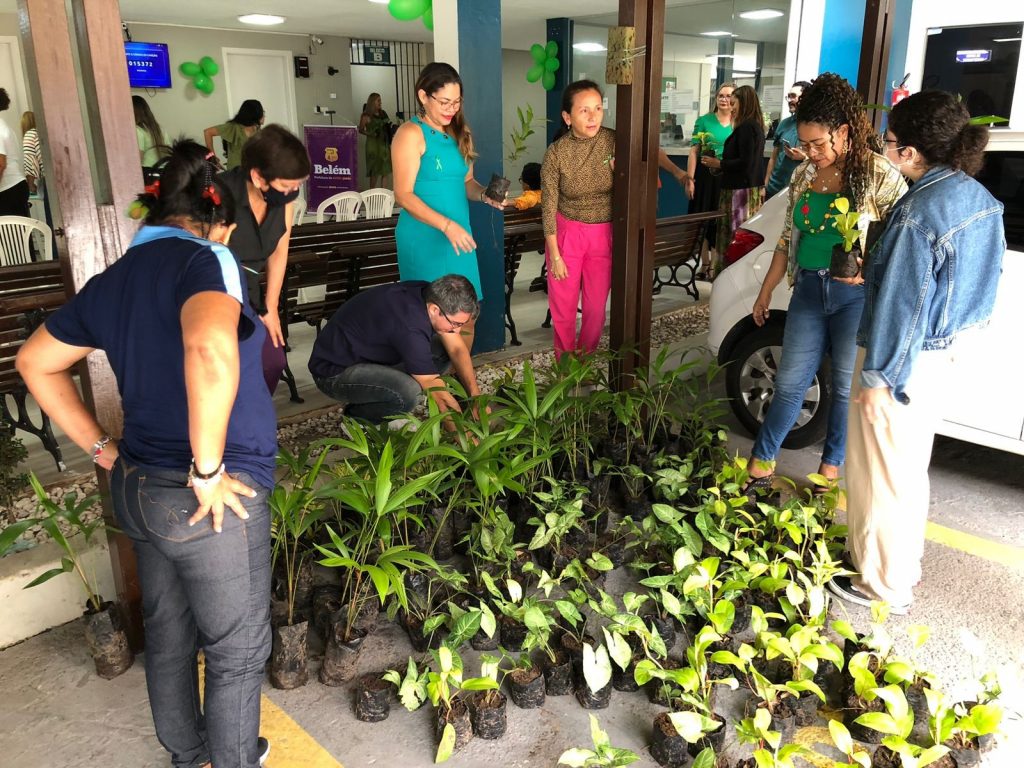 Além de debater sobre a saúde do trabalhador, a programação Abril Verde fez a distribuição de mudas para os servidores