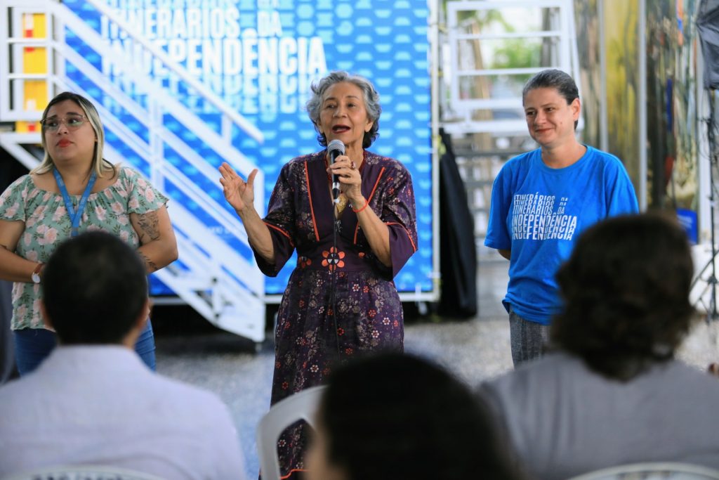 A secretária municipal de Educação, Araceli Lemos, fala durante a abertura da mostra: "O Pará foi o último a aderir à independência"
