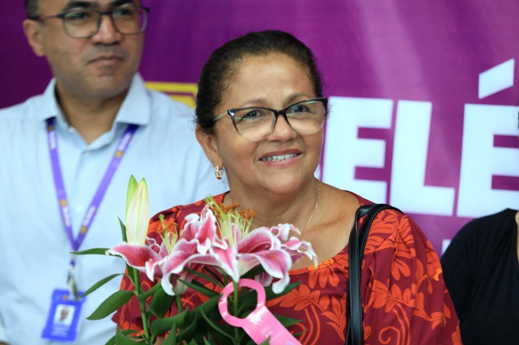 A servidora Benedita Moreira foi homenageada pela comunidade da UEI Monte Alegre, pelos mais de 30 anos de serviço público municipal