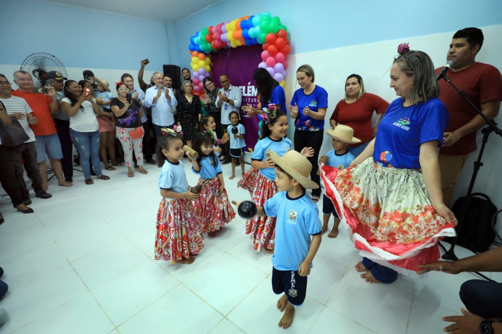 Crianças da UEI em apresentação de carimbó durante a solenidade de entrega do prédio