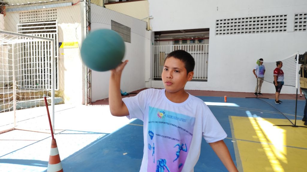 Atleta Rafael Chaves, 12 anos, aluno da Escola Municipal de Educação Infantil e Ensino Fundamental (EMEIF) Deputado João Batista, durante o arremesso da bola de peso