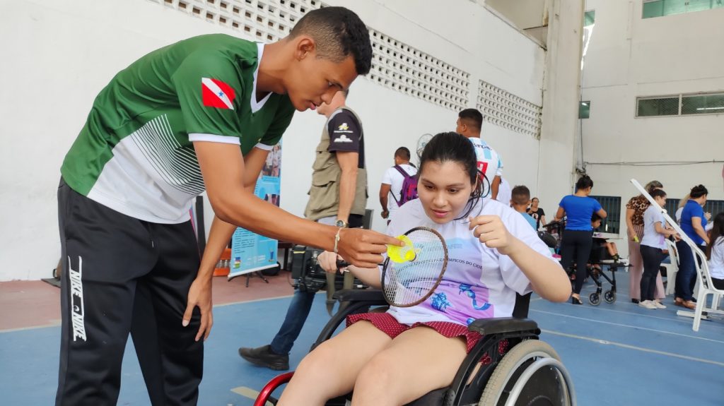 Atleta recebendo instrução sobre o Parabadminton