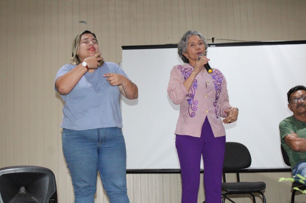 A secretária municipal de Educação, Araceli Lemos, fala durante a cerimônia: referência em formação de qualidade