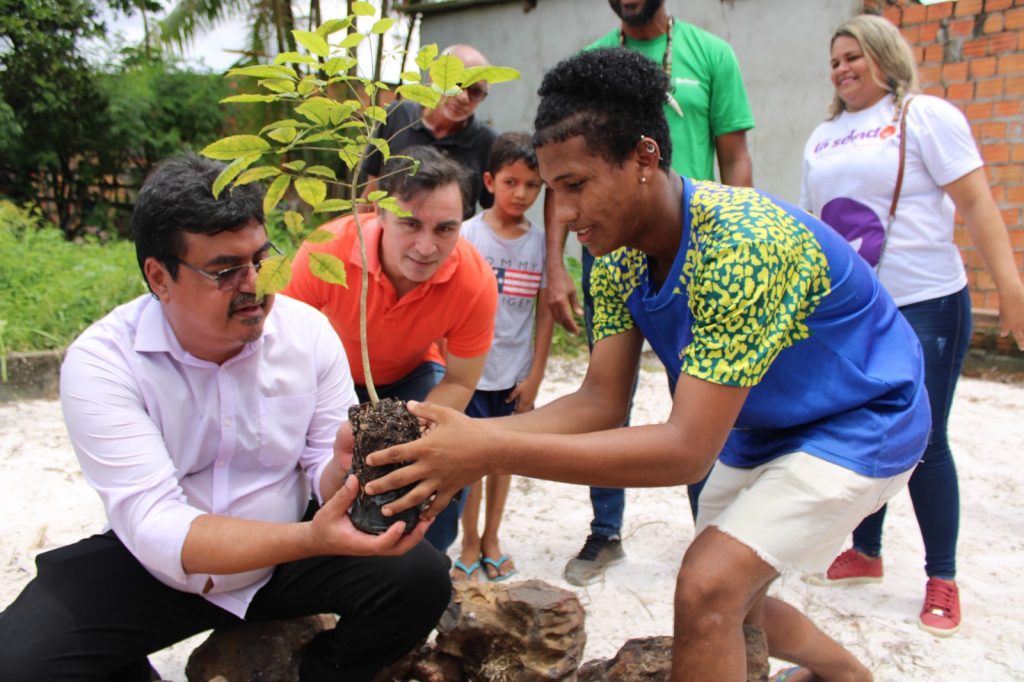 O presidente da Funbosque, Alickson Lopes, planta árvore simbólica com Weber Santos: natureza e conhecimento para várias gerações
