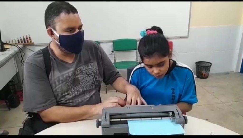 O programa "Nas Tuas Mãos" alfabetiza, em língua portuguesa, pessoas cegas por meio do Sistema Braille.