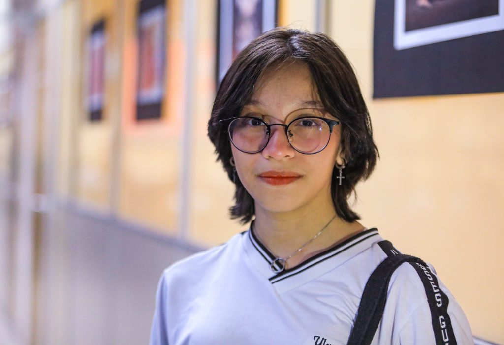 Maria Eduarda Macêdo, estudante do ensino médio da escola Ulisses Guimarães, ficou encantada com a exposição "Manto Tupinambá"