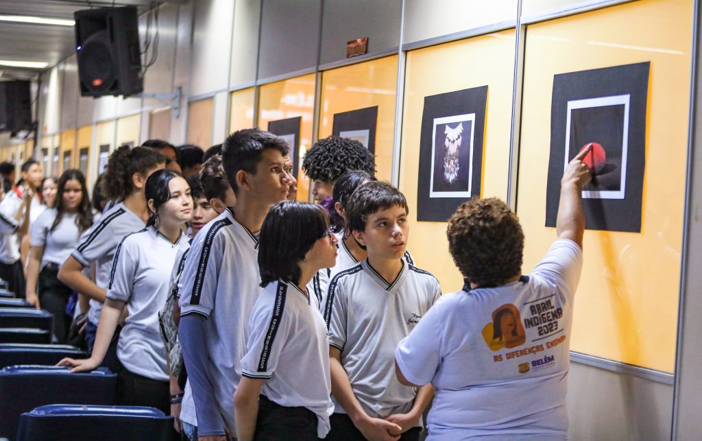 Estudantes da escola Ulisses Guimarães visitaram a exposição fotográfica "O Manto Tupinambá"